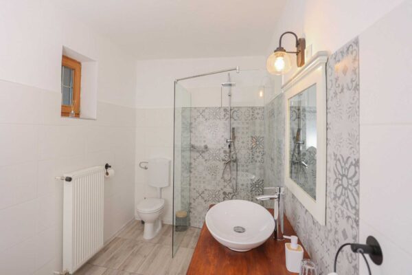 Fekete Gólya Fogadó Kőris apartman fürdőszoba