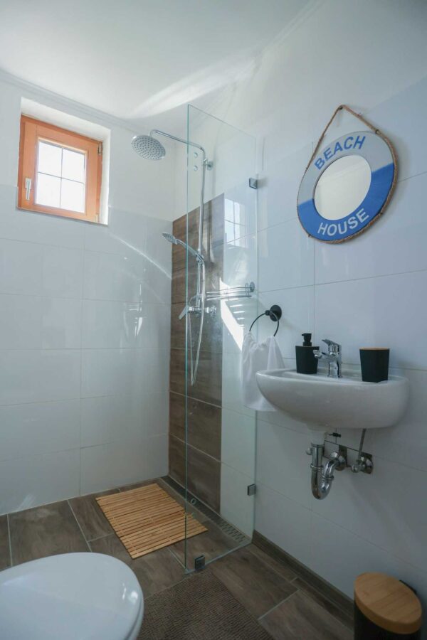 Fekete Gólya Fogadó Tölgy apartman kis fürdőszoba