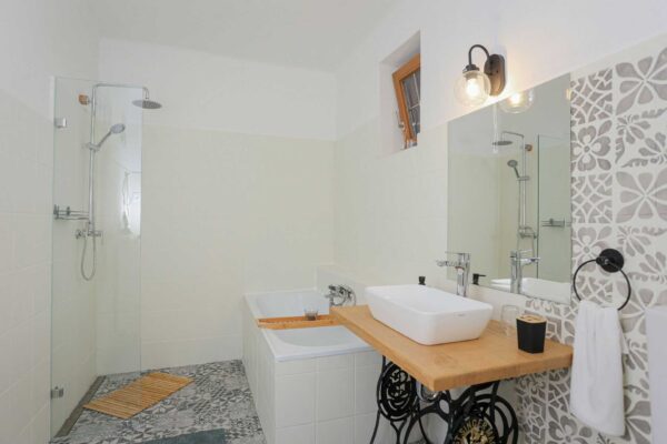 Fekete Gólya Fogadó Tölgy apartman kádas fürdőszoba
