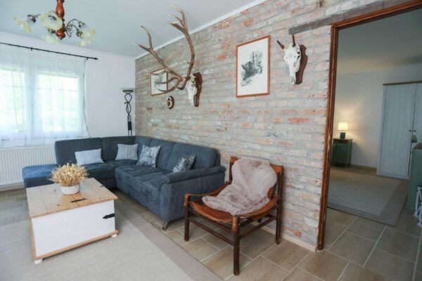 Fekete Gólya Fogadó Tölgy apartman nappali